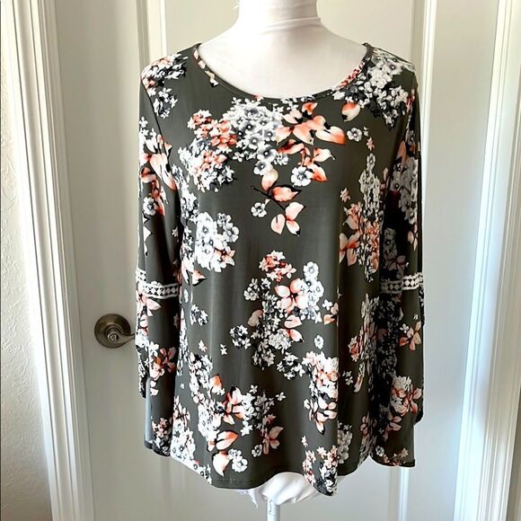 Amana Raised Floral Split Tulip Sleeve Lace Details Grey & Peach NWOT - Picture 1 of 9